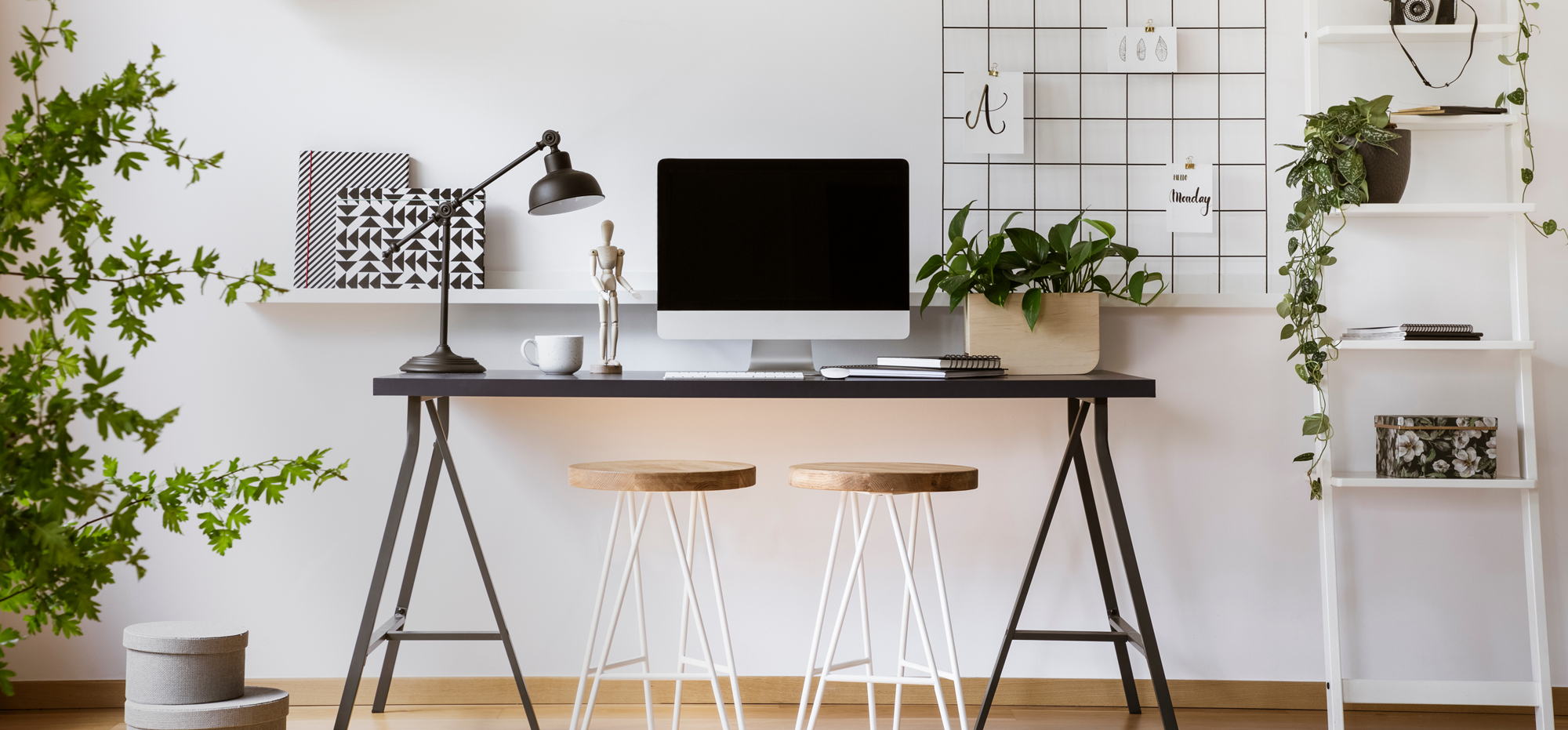 Minimalist Desk Décor and Design